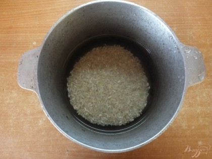 Замачиваем рис в холодной воде на 30 минут. После 2 раза промываем (долгий рис промываем 4 раза).
