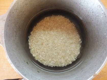 Заливаем чистой водой так, чтобы она покрыла рис на 3 пальца. У меня вышло 400 мл в узком казанке.