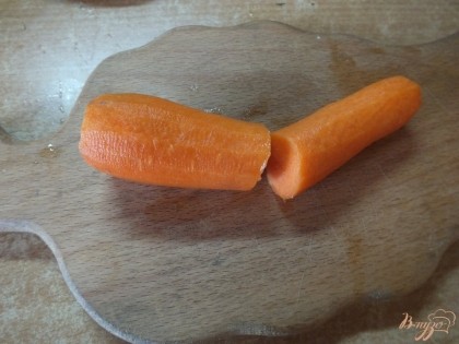 Морковь чистим от шкурки и нарезаем пополам.