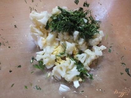 Смешиваем все в салатнике и солим по вкусу (помните что капуста варилась в соленой воде). Заправляем салат растительным маслом.