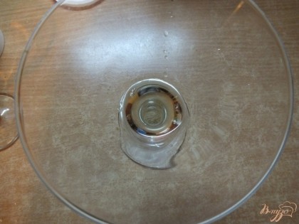 На дно посуды для киселя налейте спиртное (виски или хороший коньяк).