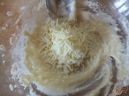 Сыр сулугуни трем на мелкой терке прямо в тесто. Перемешиваем.