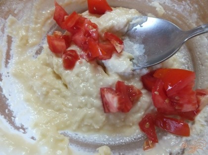 Подмешиваем помидоры в тесто. Раскладываем тесто по смазанным маслом формочкам (я использую маленькие) и выпекаем 15 -25 мин (зависит от размера формы). Температура 170 градусов.