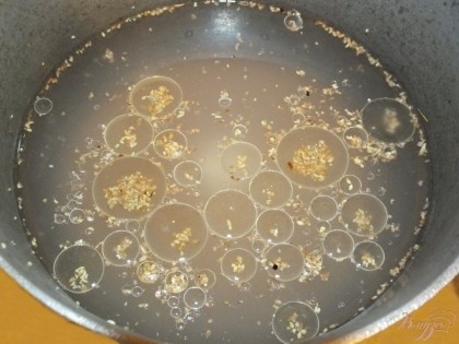 Заливаем чистой водой на три пальца высоту и ставим варится до готовности. При том добавляем 1 ч.л. соли и 2 ст.л. растительного масла в казанок с кашей.