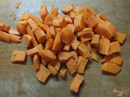 Морковь тоже нарезаем кубиками, мелко.