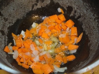 В казанке нагреваем растительное масло (желательно рафинированное) и обжариваем 2 минутки лук, после добавляем морковь. Жарим еще 2- минуты.