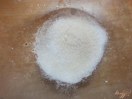 В миске готовим маринад. смешиваем сахар и соль.