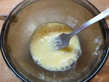 Яйца взбиваем с 2 ч.л. растительного масла.