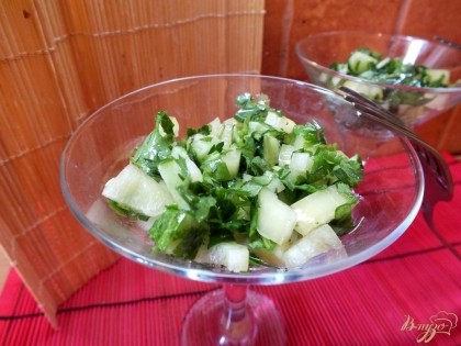 Готово! Перед подачей в порционных тарелках поливаем салат растительным маслом. Лучше всего подойдет горчичное или подсолнечное нерафинированное.