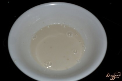Растворить дрожжи в тёплом молоке, поставить в тeпло на 10 минут.