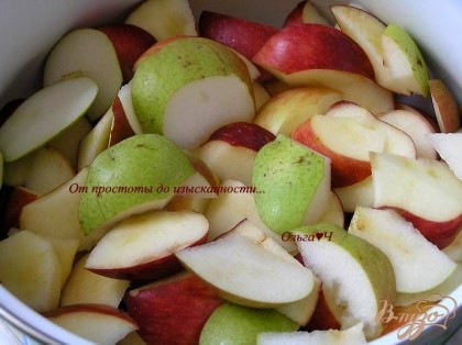 Яблоки и груши нарезать кусочками,