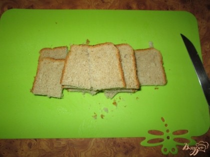 Черный хлеб нарезать на небольшие квадратики.