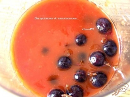 В чашу блендера налить томатный сок, добавить крыжовник,
