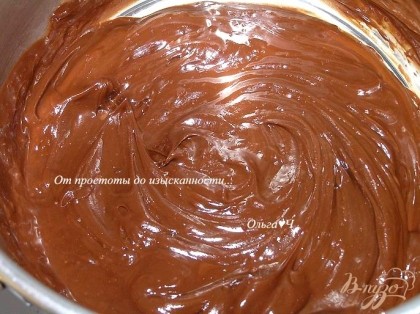 Приготовить основу. Для этого поломать шоколад на кусочки, сложить в кастрюльку, добавить сливочное масло, поставить на водяную баню. Постоянно помешивая, растопить массу до однородности.
