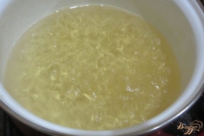 Для приготовления маринада воду вскипятить, растворить в ней сахар. Добавить уксус еще раз вскипятить.