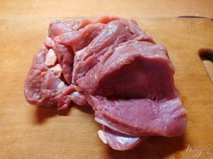Сделайте нарезы на половину глубины чтобы мясо раскрылось как бы веером.