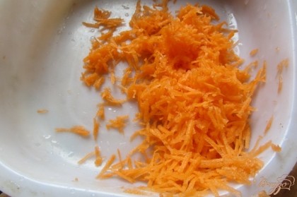 Морковь отчистить, натереть, добавить в суп.