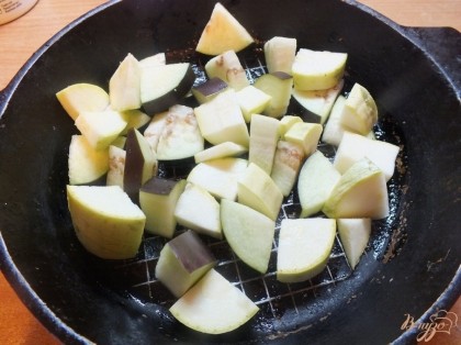 Выложите овощи на смазанную растительным маслом сковородку.