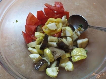 Следом выложите остальные овощи, после готовности. Порежьте мелко кинзу и добавьте в салат.