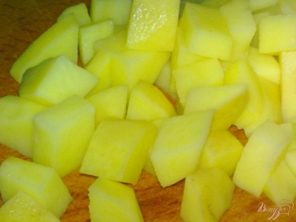 Картофель очистите, помойте и нарежьте кубиками.