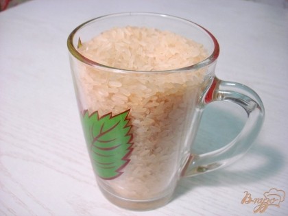 Отмеряем мерным стаканом 200 грамм риса. В кастрюлю наливаем воду два литра, доводим до кипения, высыпаем в неё рис и варим 10 минут. Воду сливаем, а рис оставляем остывать.