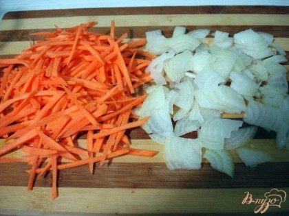 Оставшуюся луковицу и морковь мелко нарезаем.