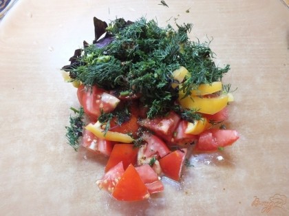 Смешать овощи и зелень в салатнике, посыпать сушеным чесноком