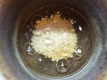 Выливаем старую воду и заливаем рис чистой. Добавляем растительное масло и соевый соус.