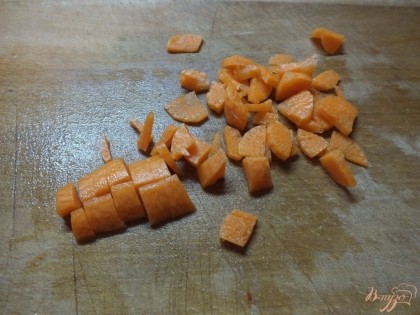 Морковь нарезаем мелкими кубиками. Добавляем морковь и фасоль к рису. Солим слегка и отвариваем рис до готовности под крышкой на огне чуть меньше среднего.