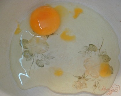Пока курица варится, мы приступим к лапше. Выбиваем одно яйцо в миску.