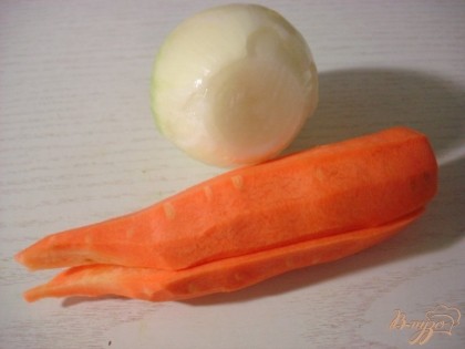 Подготавливаем лук и морковь. Чтобы придать бульону красивее цвет, можно лук помыть и не чистить, а отправить в суп с шелухой, но это не обязательно. А так-же лук и морковь можно разрезать пополам и подпечь на сухой сковороде, это придаст бульону особый вкус. Сегодня мы просто опустим овощи в суп, солим его и продолжим варить.