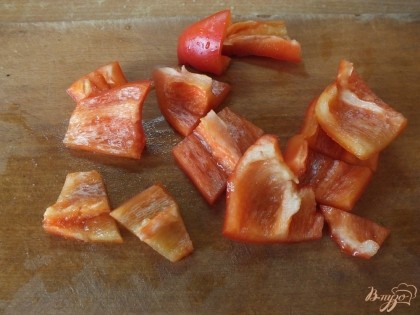 Болгарский перец нарезаем пластинками в 2-3 см.