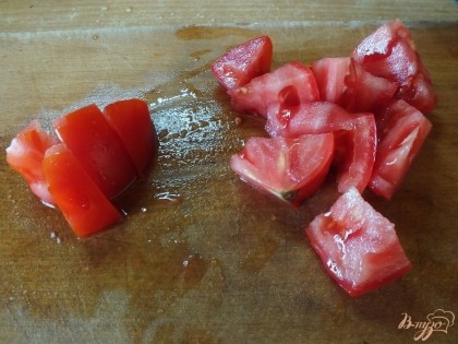 Кубиками в 2-3 см нарезаем помидор, желательно мясистый.