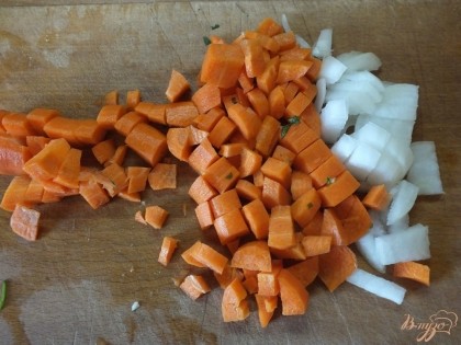 Лук и морковь очистите, промойте под проточной водой и нарежьте кубиками. Поставьте варится.