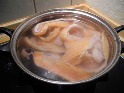 Отварить бульон с лососем