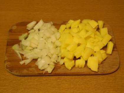 Лук и картофель почистить и мелко порезать, добавить в кастрюлю