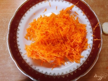 Морковь очистите, вымойте, срежьте попки и носик. Натрите на мелкой терке.