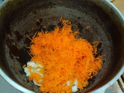 Лук и морковь обжарьте до мягкости на растительном масле.