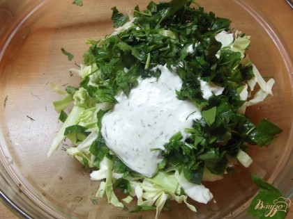 Смешайте овощи и зелень в салатнике, заправьте майонезом и только потом посолите по вкусу. Майонез нужен не жирный.