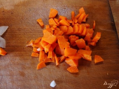 Морковь нарежьте кубиками немного крупнее лука.