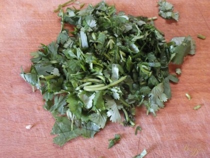 Зелень порежьте ножом но не мелко. За 5 минут до готовности добавьте в суп зелень и растительное масло.