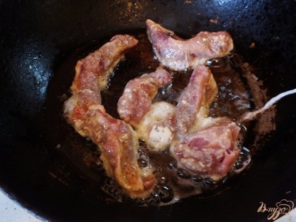 На сковородку налейте масло столько, чтобы оно на половину покрывало мясо. Жарьте его на среднем огне до готовности (по 2-3 минуты).