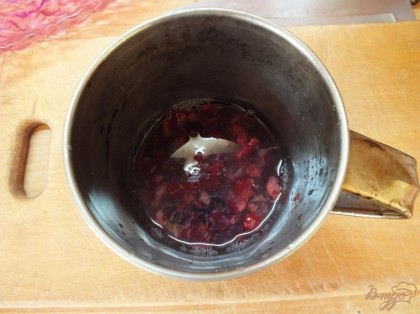 Залейте мякоть ягод водой.