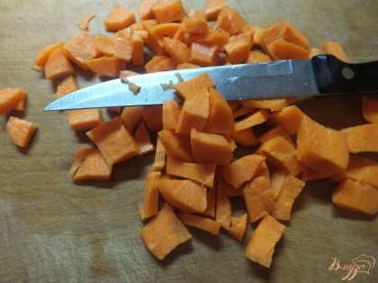 Морковь нарезаем мелкими кубиками.