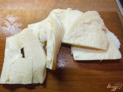 Сулугуни нарезаем пластинками до 0,5 см толщиной. Овощи солим. Выпекаем их завернутыми в фольгу до мягкости. После вынимаем, кладем сверху сулугуни, выпекаем пока сыр не потечет.