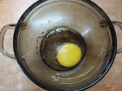 Яйцо смешиваем с солью и травами, специями.