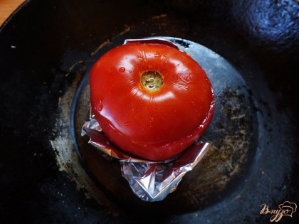 Закрываем помидор "крышечкой" которую с него срезали и ставим в разогретую до 150 градусов духовку на 15-20 минут. До готовности яиц.