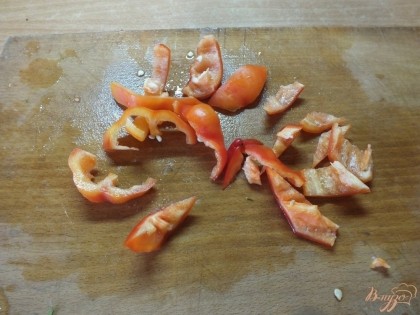Болгарский перец чистим от семя, моем и нарезаем соломкой.