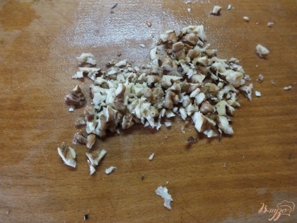 Грецкий орех нарезаем ножом но не слишком мелко, он должен хорошо чувствоваться как полноценный компонент салата.