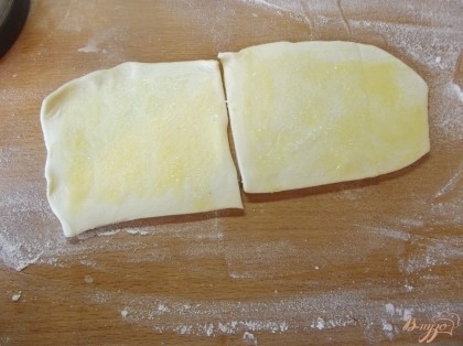 Из теста раскатайте и нарежьте небольшие квадратики (до 15 см). Смажьте их взбитым куриным яйцом.